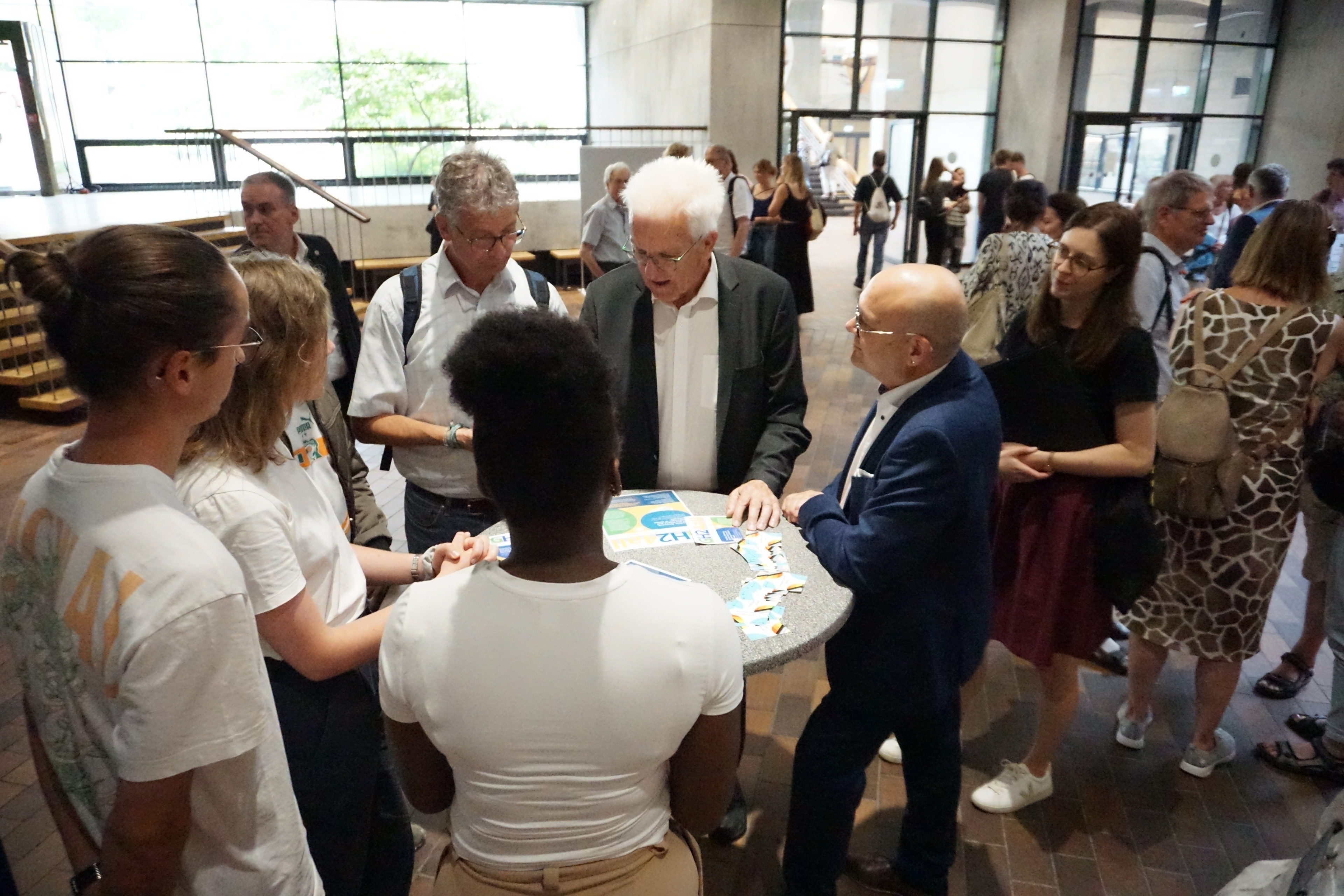 Ministerpräsident Winfried Kretschmann am Infostand des Zentrums für Lehre und Weiterbildung